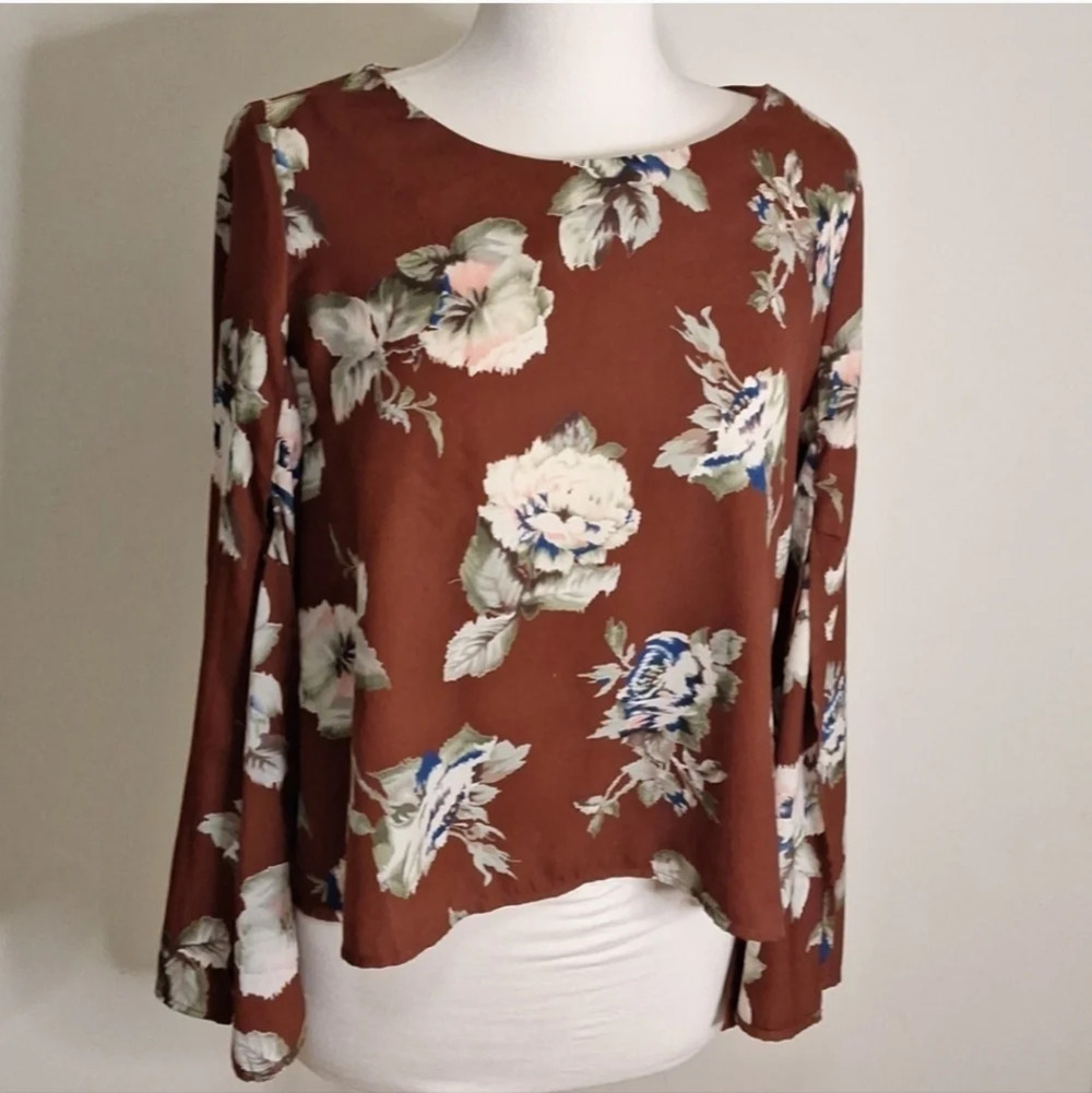 ASTR the lable floral slit sleeve top SZ M